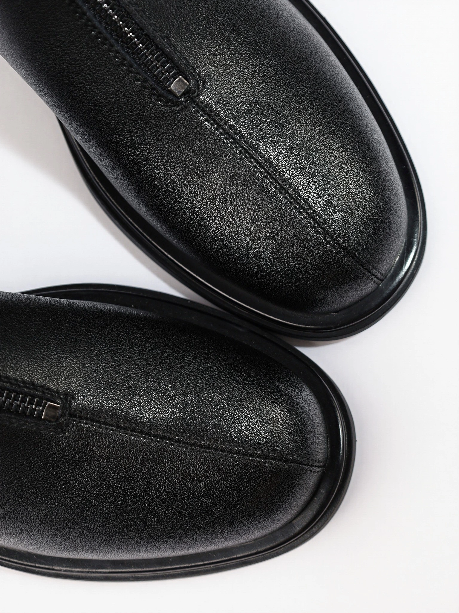 Ботинки черного цвета с декоративным замком